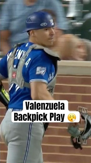 Brandon Valenzuela with the perfect backpick play 👏 #MLB #BlueJays