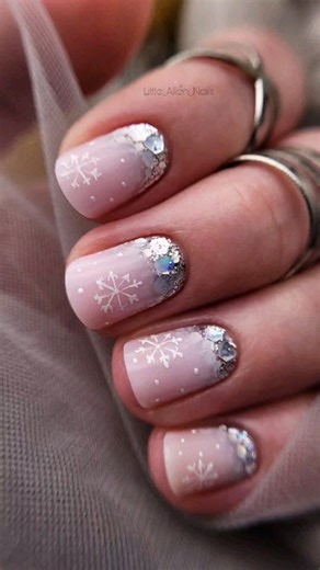 These nails are the definition of Winter wonderland ✨️ 🤩❄️☃️ What do you think? Leave a ❤️ if you agree 🎅✌️ More nail videos on @little_alien_nails go check it out👌 | Littlealiennails