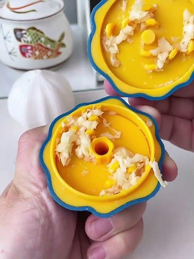 Garlic Shape Rotating Vegetable Grinder