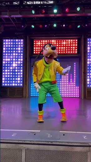 Goofy's Funniest Dance Ever! #disney #goofy #i2i #shorts #traveltips #disneyland #disneyland70