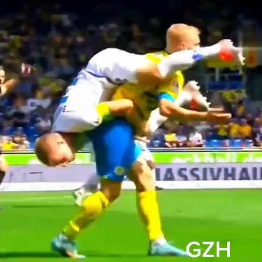 “Unbelievable Football Fails & Crazy Player Clashes! 😱⚽😂