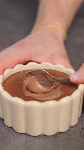 The Chef Tomy on Instagram: "Mousse au chocolat 🌱 🎁 tu as -10% sur le site internet de @nutripurefr (www.nutripure.fr) à la création de ton compte avec mon code « TOMY10 ». Tu y trouveras un large choix de saveurs pour les protéines végétales et d’autres produits comme les barres protéinées, les pâtes à tartiner ou encore les compléments alimentaires. Ingrédients pour 2 portions: - 100g de chocolat noir à 70% - 15g de protéine végétale @nutripurefr - 200ml de lait de coco Laisser figer au frai