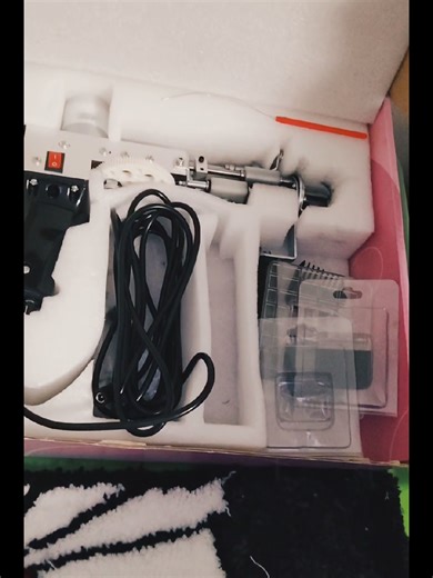 say hello to my little friend, 😊 my machine and some of my work #tuftingrugs #tuftmachine #tuftingjourney #rugs