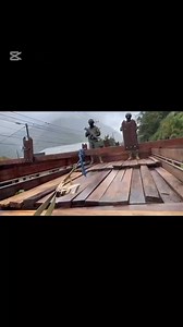 🛑 MILITARES DECOMISAN MADERA ILEGAL EN RÍO NEGRO La Brigada de Caballería Blindada, a través de operaciones militares en el sector de Río Negro, provincia de Tungurahua, decomisó aproximadamente 300 tablones de madera de la especie pigue winchip, que eran transportados sin la documentación correspondiente. Este decomiso es un golpe significativo contra la tala y el transporte ilegal de madera en la región, y demuestra el compromiso del Ejército Ecuatoriano con la protección del medio ambiente y