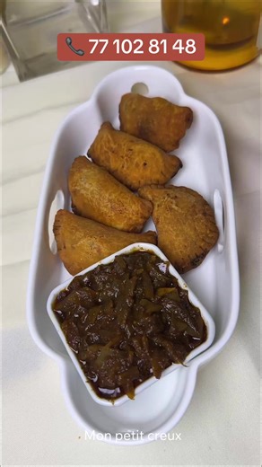 Dorés, croustillants et bien garnis… 🤤 Nos fatayas à la viande sont préparés pour vous offrir une bouchée pleine de saveur : une pâte croustillante à l’extérieur, une farce viande fondante et bien assaisonnée à l’intérieur. Le genre de plaisir qu’on commence… et qu’on finit sans s’en rendre compte 😍 📩 Disponibles sur commande.