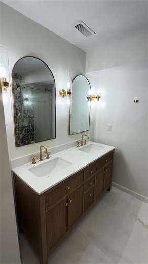 From outdated to timeless ✨ A full bathroom transformation focused on clean lines, marble details, and a luxury finish. Small changes. Big impact. Would you do this in your home? 📍 Raleigh, NC 🔨 Facchini Home Improvements LLC #beforeandafter #homerenovation #bathroommakeover