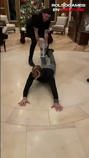 Rhea Ripley y Dominik ASALTAN la casa de Rey Mysterio 😅 #shorts