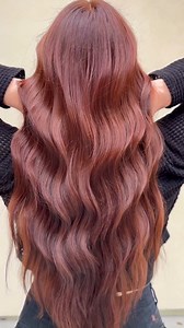 Healthy, luxurious & simply incredible would be the words to describe this #redhair transformation by @nat_doeshair! ✨ Here's Nat's step-by-step: 👉#metaldetox treatment. This step is crucial as it helps to neutralize any metals present in the hair, ensuring that the coloring process will be as effective and long-lasting as possible. 👉Once her hair is prepped and ready, I’m diving in with #iNOA and 10vol to shift her natural color and introduce that gorgeous copper vibe she’s looking for. 👉And