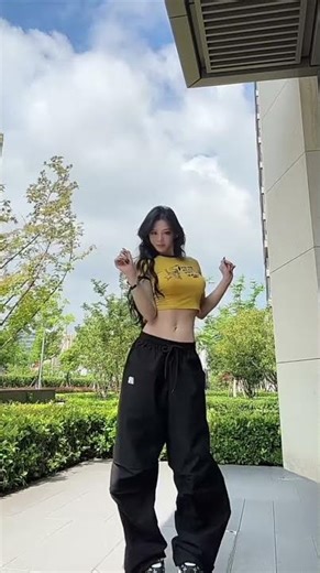 Slaying this dance 🔥 Y2K street style