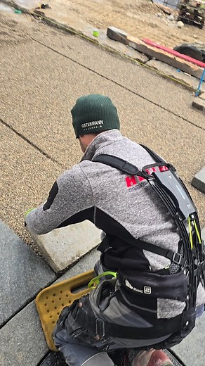 Heute durften wir das Exoskelett BionicBack von hTRIUS testen, dass die Wirbelsäule um bis zu 30 % entlastet. #landschaftsbau #galabau #exoskelett #BionicBack #htrius #keinerückenschmerzenmehr | Bernhard Heller Garten- und Landschaftsbau