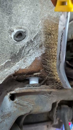 Worst place on your car to rust #mechanic #repair #mercedes #w124 #rust #car #broken #diy