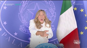 Crozza e la camaleontica Meloni: "Un po' Draghi, un po' Lilli Gruber"