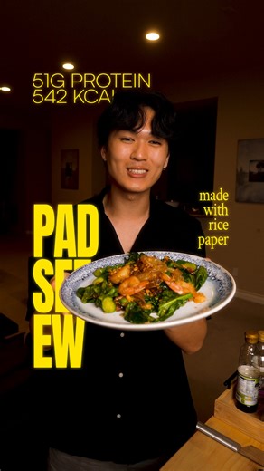 Joe Chu on Instagram: "⇩ Full Recipe 🍜 ⇩ Macros per serving: Protein: 51g Carbs: 68g Fat: 7g Calories: 542 Ingredients per serving: - 5-6 sheets rice paper - 1/2lb Argentine red shrimp, raw - 1.5 cups Chinese broccoli - 1 egg - 2 tbsp minced garlic - 1 second spray oil - 1 tbsp oyster sauce - 2 tbsp soy sauce - 2 tsp sugar How to make it yourself: 1. Chop your broccoli into small chunks 2. In a pan on medium low heat coated with spray oil, crack your egg and turn it into a scramble by mixing it
