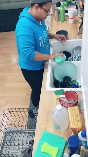 Clean the kitchen with me #cleantok #storytime #kitchenclean