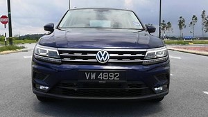 LED front indicators on the 2019 Volkswagen Tiguan 1.4 280 TSI Highline. | #2019MY #volkswagen #tiguan 1.4 #280 #tsi #highline #atlanticblue #tiguanmk2 #volkswagenmalaysia #alexlovesmac #filming | alexlovesmac