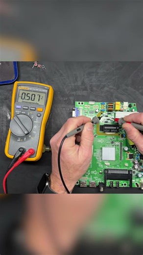 Cette TV Schneider partait à la poubelle... 😱 #shorts #reparation #electronique