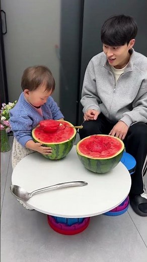 宝宝把多的西瓜让给了爸爸！#实用好物#好物推荐 #funny