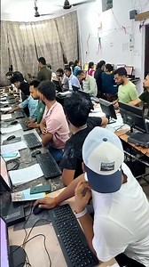 दीपक सर अपने विद्यार्थियों को टाइपिंग पास करने का ब्रह्मास्त्र बताते हुए।