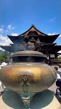 牛に引かれて善光寺参り 国宝善光寺本堂￼