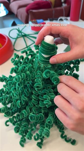 making a pipecleaner xmas tree