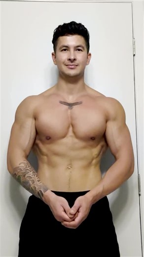 Struggling to grow your upper chest? Pay attention to how much you arch your back. The bigger the arch, the more it “flattens” the incline angle. | Jeremy Ethier