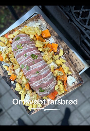 Nem aftensmad -bbq farsbrød med bacon omsvøbt af kartofler, butternutsquash og blomkål. Hæld lidt olie over og drys med oregano, salt og peber 🙌🏻 75 min v/indirekte varme. Så der mad - Velbekomme🔥 #farsbrød #aftensmad #grillmad#kartofler #food #dinner #bacon