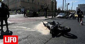 Τροχαίο στη Βουλή: Όχημα ασφαλείας της Μπακογιάννη συγκρούστηκε με μηχανή 23χρονου- Εκτός υπηρεσίας ο αστυνομικός | LiFO