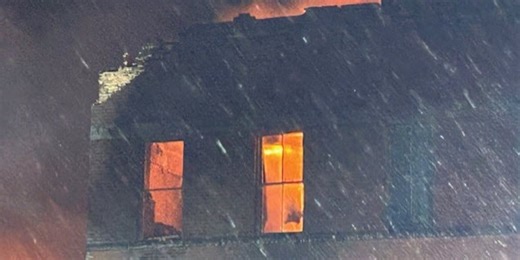 Crews battle large apartment fire in Middletown