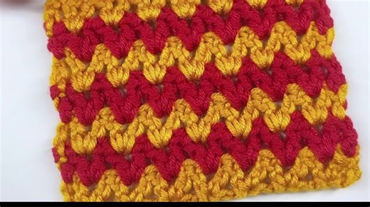 Crochet Stitch For Beginners- DOUBLE COLOUR ZIG ZAG STITCH Visit dailycrochet.com for thousands of FREE crochet patterns and video tutorials #crochetforbeginners, #crochetideas, #crochettutorials, #dailycrochet #crochet #crochetersoftiktok #crochettutorial #crochetpattern
