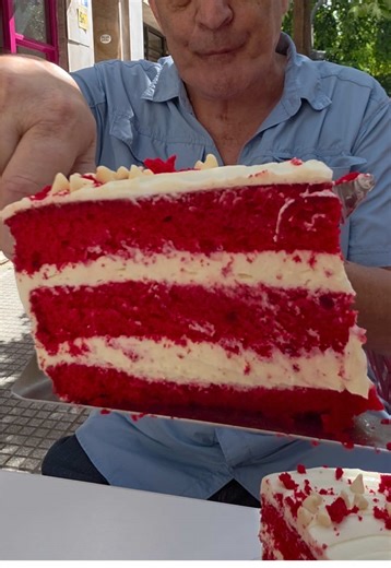 Red velvet que enamora a primera vista ❤️🍰 Suave, húmeda y con el equilibrio perfecto. Imposible comer solo un pedazo 🤩 ¿Vos sos Team red velvet? 👀✨ #redvelvet #pasteleria #cafe #buenosaires #sashapasteles