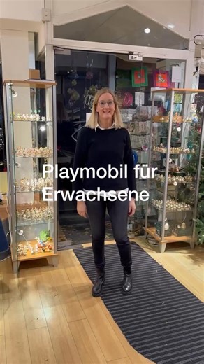 Hornschu im bunten Hornschu - Haus on Instagram: "„Habt ihr eigentlich Playmobil für Erwachsene?“ Wir so: „Ähm…?“ Er so: „Na, die Engel von Wendt & Kühn!“ 😄 Und ganz ehrlich: Er hat recht. Denn wer einmal vor unseren zwei großen Vitrinen steht – randvoll mit diesen kunstvollen, handbemalten Figuren – versteht sofort, warum Sammlerherzen höher schlagen. ✨ Ein paar Fakten aus der Engelswelt: • Seit 1915 werden Wendt & Kühn Figuren in Grünhainichen in über 80 Arbeitsschritten handbemalt. • Jeder E