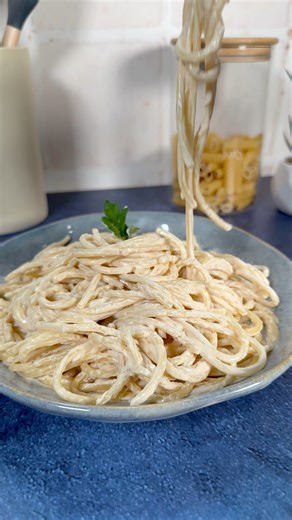 ¿Sin tiempo pero con hambre? 👀 Resuelve con este espagueti a la crema preparado con MEDIA CREMA NESTLÉ®️ y CARNATION®️ CLAVEL®️ Reducida en Grasa: cremoso, rápido y delicioso. 👉Aquí la receta: https://nes.tl/8cd713 #RecetasNestlé #MediaCremaNestlé #Clavel #ComidaFácil | Recetas Nestlé