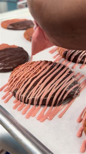 🍫🍓🍪 Make Chocolate Covered Strawberry Cookies with Me 👩🏾‍🍳💕