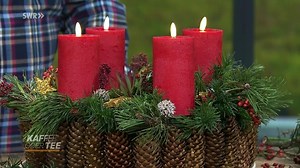 Adventskranz aus Tannenzapfen, Tannengrün und Weihnachtsdeko