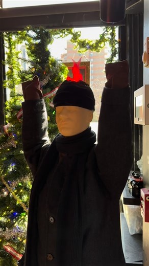 Liz | Chicago + Suburbs Family Fun on Instagram: "Cortland’s Garage Home Alone Christmas Pop-up Bar 📍1 N Vail Ave, Arlington Heights, IL 60005 🔥Step into a real-life holiday movie moment. From Kevin’s zipline escape and Harry’s flaming hat to paint cans hanging from the ceiling, every detail brings this movie to life. 🎬The restaurant is decked out in twinkling Christmas lights and festive holiday decor, with the Home Alone movie playing on the big screens while you eat. 🍔It’s the perfect fam
