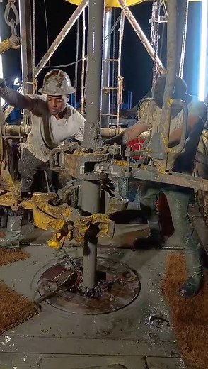 60K views · 993 reactions | Pulling Out Drill Pipes #pulling #out #drill #pipe | RIG WORK LIFE | Facebook