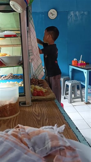 Sebenernya pernah juga tuh pelanggan ini minta antar soto dan digantung di pagar. Tapi waktu itu tuh udah nyantolin sotonya dan gue belok mau balik arah ke warung nggak lama ada art-nya yang ngambil tuh soto. Nah kemarin gue panggilin di rumah nggak ada yang keluar jadi ya udah gua nekat cantolin aja jadi semoga aja aman ya.
