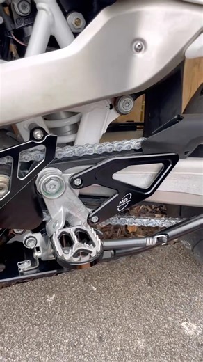 Husqvarna 701 supermoto. Installing heel plates on our AS3 project SM bike #husqvarna701 #701 #smr