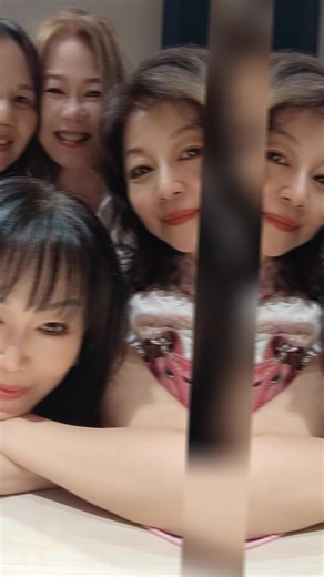 今天和好姐妹们一起庆祝 Khristine Neo 的生日🎉，从年轻到现在，我们一直是好姐妹、好同事（我们是钢琴老师🎶），虽然现各自的工作岗位不同，但我们从二十几岁开始就约定每年每一位生日都要聚在一起🥰。今天的聚会真的非常开心，我们聊聊天、逛逛街，还一起参加了护肤课程，收获满满！好开心，也期待下一次的聚会！💃😍 #姐妹情深 #生日快乐 #美好时光 ＃Happybirthday #fyp #Joyce林