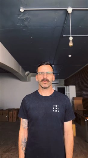 NO FRIGGEN CLUE — EP 24 Farryl attempts a deep dive into a couple of our new @microtechknivesofficial knives that just landed at Just Like Papa. Born in the USA and built with an almost obsessive focus on precision, Microtech is known for pushing knife engineering forward. Think premium blade steels, aerospace-grade aluminium handles, and some of the most reliable OTF and folding mechanisms in the game. Every knife is made for real use, not glass cabinets. Tight tolerances, hard-wearing finishes