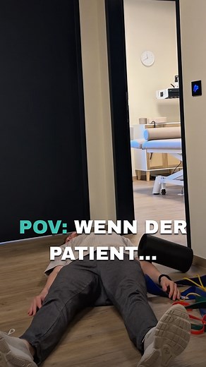 POV: Wenn der Patient „nur mal eben schnell eine Übung“ machen möchte… und dir plötzlich Thera-Band, Petsi-Ball und halbe Trainingsfläche entgegenfliegen. Man kennt's! 🧘‍♂️🎯 Montag vibing. 😅 Wenn’s dir heute genauso geht – willkommen im Club. Bei Physioloft bleibt trotzdem Ruhe im System. Wir sortieren den Montag für dich, bringen Bewegung rein und halten dir den Rücken frei. 💆‍♂️💪 Brauchst du noch einen Termin? Meld dich. Wir machen’s einfach. #physioloft #physiotherapie #alltag #fitness #