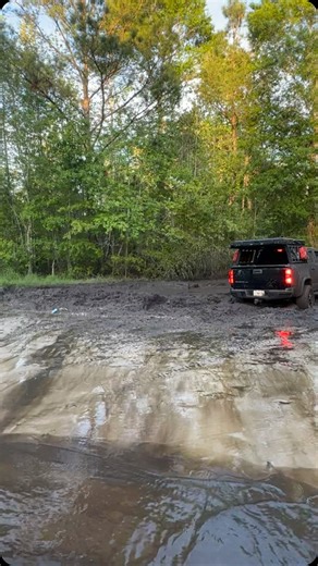 Team🔰4runnerorlando on Instagram: "Colorado VS 4runner 🔥. Que dicen ustedes? #4runner #colorado #viral #toyota #chevrolet #🔥🔥"