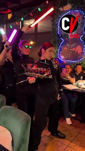 Mesera impacta con su baile en El Toro Mexican Bar