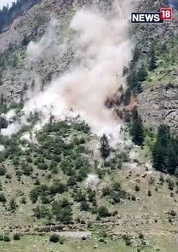 Himachal Pradesh: Landslide Kills 9, Leaves 3 Injured | Heavy Stones Hit Vehicles | YouTube Shorts