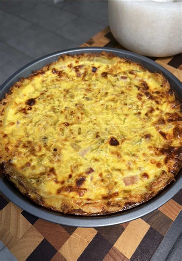 Recette de la flemme 🥔 - épisode 1 Recette de quiche aux poireaux sans pâte Ingrédients : 4 à 5 pommes de terre (à voir en fonction de la taille) 4 œufs 250 ml de lait 1 à 2 c. à soupe de crème fraîche 150g de jambon 100 à 150 g de fromage râpé 1 poireau 1 échalote Sel, poivre Huile d’olive Préparation : 1. Fais cuire les pommes de terre, puis dispose-les dans un moule et écrase-les pour former le fond et les bords. 2. Émince les poireaux et l’échalote, puis fais-les revenir doucement avec un p