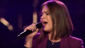 Stimmig: Für Purple Rain packt Mathea den Purple Look aus. | The Voice of Germany