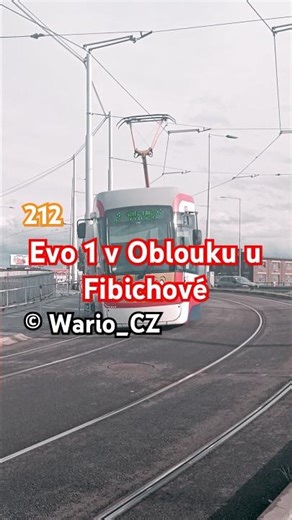 Sólo tramvaj Evo 1 s ev.č.: 212 projíždí obloukem u smyčky Fibichova