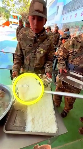 O soldado recebeu menos comida!