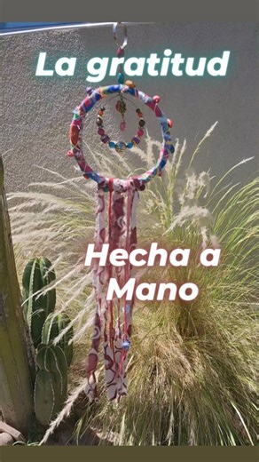 Ariela Rodrigo - Creadora de Contenido on Instagram: "✨️ Transformé restos que muchos descartarían en un atrapasueños lleno de color y energía. ✅️Botellas plásticas transformadas en aros, sábanas rotas, cuentas, bijou vieja, canutillos e hilos… todo mezclado para crear algo nuevo, simbólico y sanador. 💕 Lo hice para una actividad especial con las pacientes de mis talleres de arteterapia, y terminé encontrando belleza en lo inesperado. 🙌Esto es un símbolo de Gratitud. En diciembre