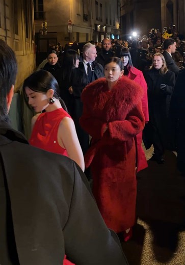 ILLIT Shines at Jacquemus Le Palmier Show in Paris
